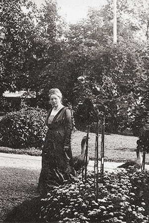 Selma Lagerlöf standing in Mårbacka