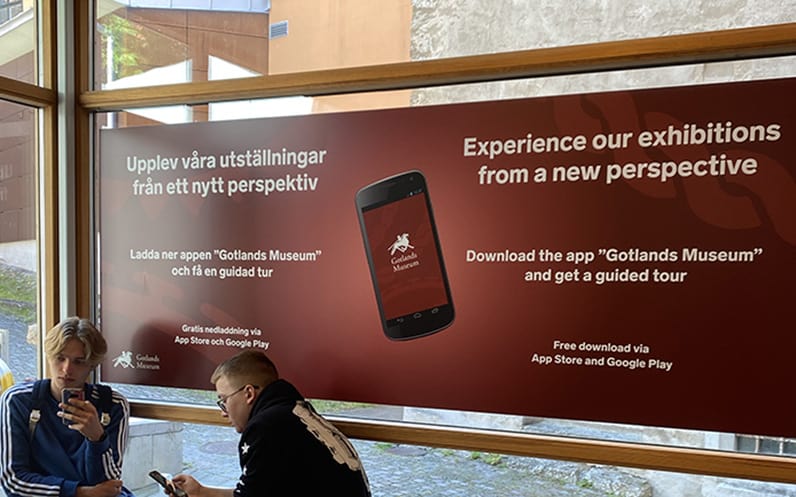 Skylt som informerar om app på Gotlands museum 