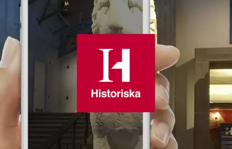 Logo Historiska museet och gipstiger bakom