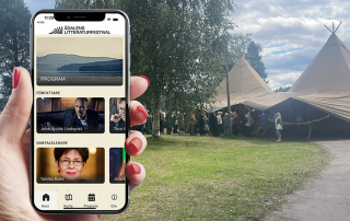 I bakgrunden människor sm köar till tältscenen på Ådalens litteraturfestival. I förgrunden en smartphone med festivalappen.