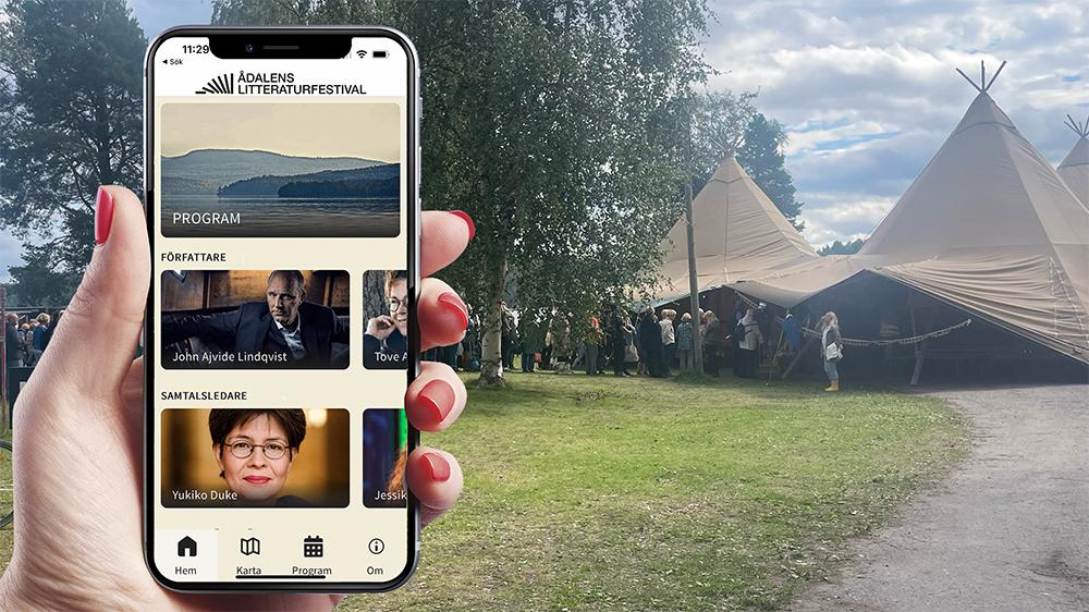 I bakgrunden människor sm köar till tältscenen på Ådalens litteraturfestival. I förgrunden en smartphone med festivalappen.